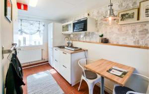 Η κουζίνα ή μικρή κουζίνα στο 2 Bedroom Cozy Apartment In Jrle