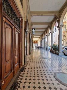 an empty hallway of a building with a checkered floor at Fil-Rouge - Elegante e tranquilla vista in Centro in Turin +33 photos