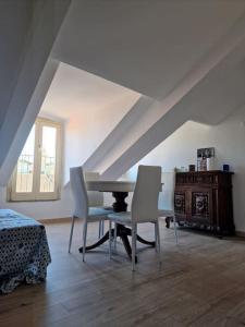 a dining room with a table and two chairs at Fil-Rouge - Elegante e tranquilla vista in Centro in Turin