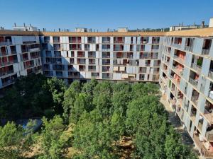 una vista aérea de un complejo de apartamentos con árboles en Apartaments Els Quimics, en Girona