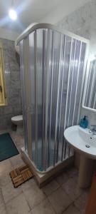 um chuveiro na casa de banho com um lavatório e um WC em Casa Vacanze Sentilmare em Agrigento