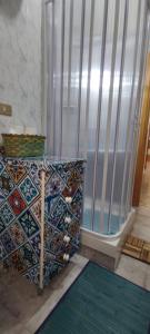 um quarto com uma mesa com azulejos coloridos em Casa Vacanze Sentilmare em Agrigento