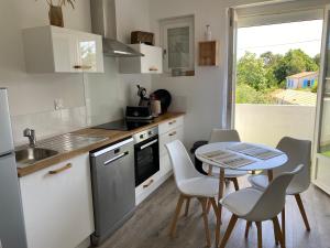 Η κουζίνα ή μικρή κουζίνα στο Appartement T2 Royan