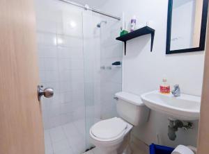 e bagno con doccia, servizi igienici e lavandino. di Hostal Casa Doña Eva -Rionegro Antioquia a Rionegro