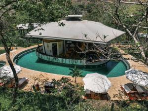 een luchtzicht op een huis met een zwembad bij Suitree Experience Hotel in Guanacaste