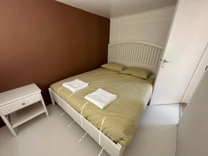 1 dormitorio pequeño con 1 cama con 2 toallas en Tiny house naast Kniphorstbosch, en Anloo