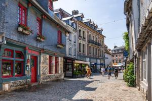 una calle adoquinada en un casco antiguo con edificios en L'Absinthe Hotel, en Honfleur