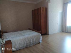 um quarto com uma cama e uma cómoda em House at the Forest / სახლი ტყის პირას em Gordi