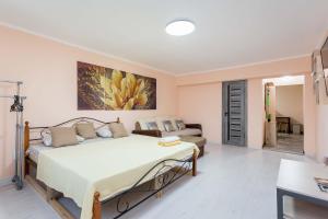 una camera da letto con un letto e un divano di ЖК Жастар Атамекен ЦЕНТР ГОРОДА, ОТЛИЧНАЯ ЛОКАЦИЯ a Almaty