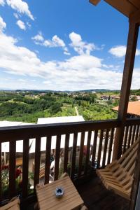 una vista desde el balcón de una casa en Vinoteka Brda, en Šmartno