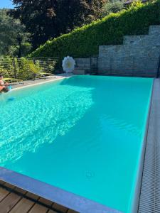 een man in een zwembad bij Villa Nogara in Menaggio