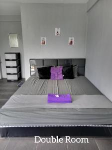 Postel nebo postele na pokoji v ubytování RINA Guest House Pacitan