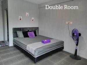 Postel nebo postele na pokoji v ubytování RINA Guest House Pacitan + 37 fotografií