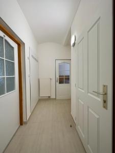 um quarto vazio com uma porta e um corredor em Lukas Apartments em Jáchymov