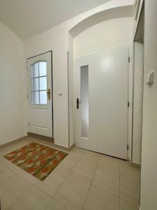 una habitación vacía con una puerta blanca y una alfombra en Lukas Apartments en Jáchymov