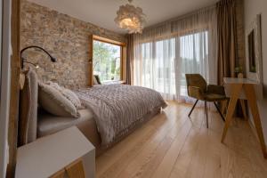 sypialnia z łóżkiem i ceglaną ścianą w obiekcie Villa Romance w Sukošanie +37 zdjęć