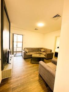 - un salon avec un canapé et une table dans l'établissement central apartment for rent 28, à Umm Uthainah