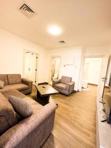 - un salon avec deux canapés et une table dans l'établissement central apartment for rent 28, à Umm Uthainah