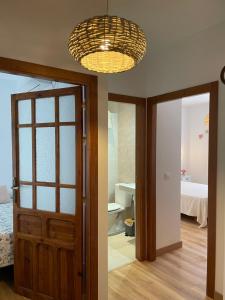 een deur naar een kamer met een badkamer bij El Paseo in Belmonte