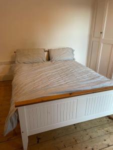 Lovely 3 bedroom house-Heart of Moseley Village tesisinde bir odada yatak veya yataklar