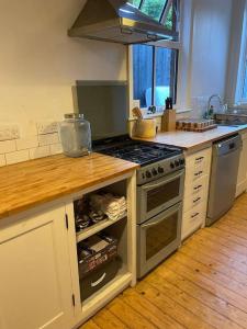 Lovely 3 bedroom house-Heart of Moseley Village tesisinde mutfak veya mini mutfak