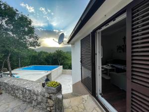 een huis met uitzicht op een zwembad bij Holiday House Dunamis in Krivodol