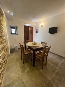 comedor con mesa y sillas en Totò’s house, en Zaccanopoli
