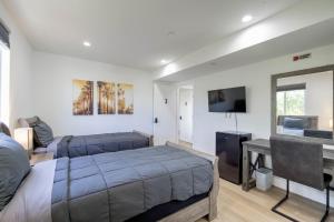 um quarto com 2 camas e uma televisão de ecrã plano em Modern Apartment in Studio City em Los Angeles