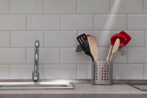 ビルバオにあるPiso reformado en Bilbao centroの洗面台の横のカウンターに備え付けの器具 +22枚の写真