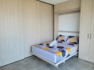 a bedroom with a bed in a room at Salguero Suites - Playa Salguero - By INMOBILIARIA VS in Santa Marta