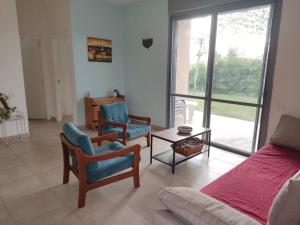 un soggiorno con due sedie e un divano di Desert View Home a Ashalim Altre 11 foto