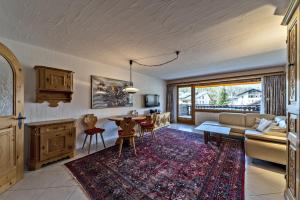 ein Wohnzimmer mit einem Sofa und einem Tisch in der Unterkunft Chesa Guardaval - Surlej in Silvaplana