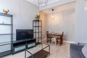 ビルバオにあるPiso reformado en Bilbao centroのテレビとテーブルのあるリビングルーム