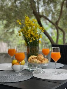 uma mesa com um prato de comida e copos de sumo de laranja em Apartments Miki, Okrug Gornji, Trogir em Trogir
