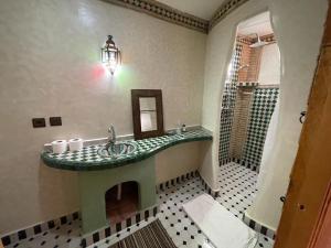a bathroom with a green sink and a shower at Dar Essalama Dades in Akhendachou nʼAït Ouffi