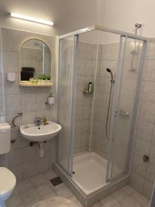 uma casa de banho com um chuveiro e um lavatório. em Apartments Miki, Okrug Gornji, Trogir em Trogir