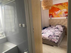 een kleine slaapkamer met een bed en een douche bij City Morning 5 adults only in Gdynia