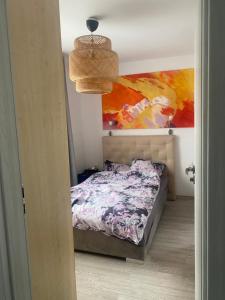 グディニャにあるCity Morning 5 adults onlyのベッドルーム1室(ベッド1台付)が備わります。壁には絵画が飾られています。