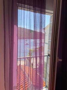uma janela com vista para o oceano em Apartment Alex em Kotor