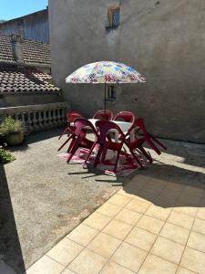 Patio alebo iná vonkajšia časť ubytovania Maison mitoyenne dans quartier calme