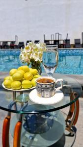 una mesa de cristal con una taza de café y un tazón de limones en Puzzle Space, en Ereván