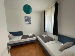 Cette chambre comprend 2 lits et une fenêtre. dans l'établissement Mediterra 3, à Crikvenica