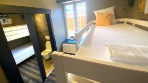 Cette petite chambre comprend un lit et une fenêtre. dans l'établissement Luxury Spa Hotel - Ardennes, à Spa