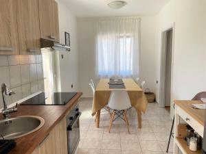- une cuisine avec une table et des chaises dans la chambre dans l'établissement Mediterra 3, à Crikvenica