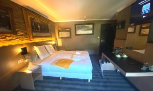 斯帕的住宿－Luxury Spa Hotel - Ardennes，酒店客房设有一张大床和一张书桌。