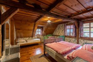 クラースナー・リーパにあるKyjovská Stodolaのベッドルーム1室(ベッド2台付)、ログキャビン内のバスルーム1室が備わります。