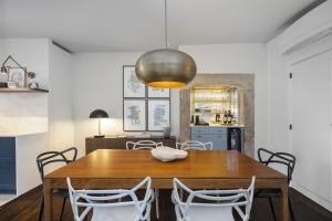 een eetkamer met een houten tafel en stoelen bij Lisbon Downtown Luxury Family Residence in Lissabon