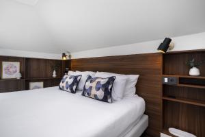 een slaapkamer met een wit bed en houten wanden bij Lisbon Downtown Luxury Family Residence in Lissabon