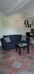 sala de estar con sofá y mesa de centro en Casa Mondorosso, en Crocetta