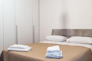 ein Bett mit zwei Handtüchern darüber in der Unterkunft Appartamento in pieno Centro Storico con terrazzo “O’vicariello” in Neapel